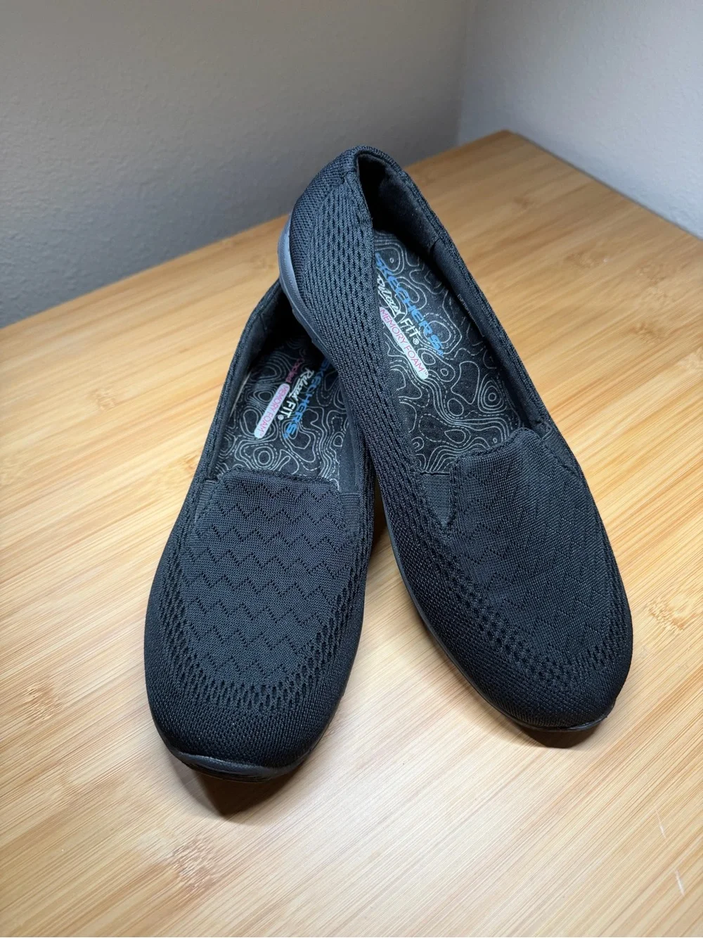 Women’s Skechers Black Knit Relaxed Fit Slip-On Memory Foam Sneakers Size 9